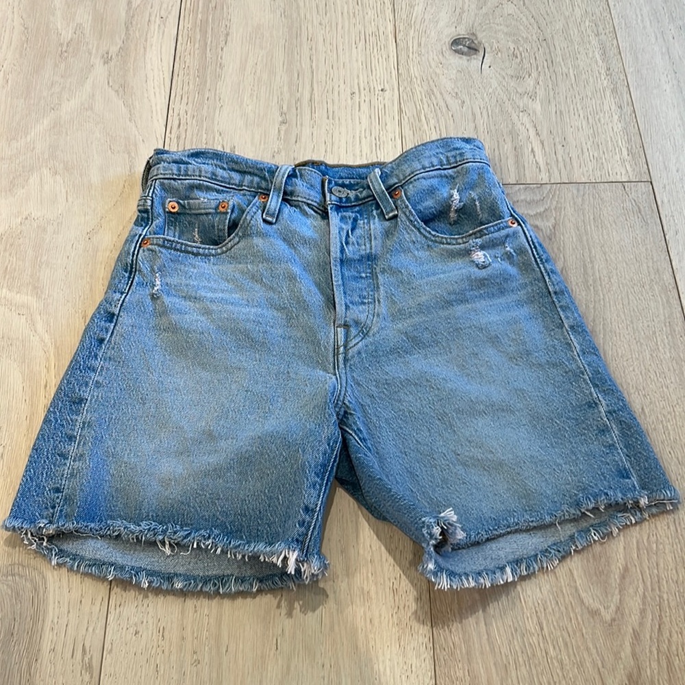 Levi’s 501 Button Fly Frayed Denim Shorts in Size 25 - Picture 3 of 12